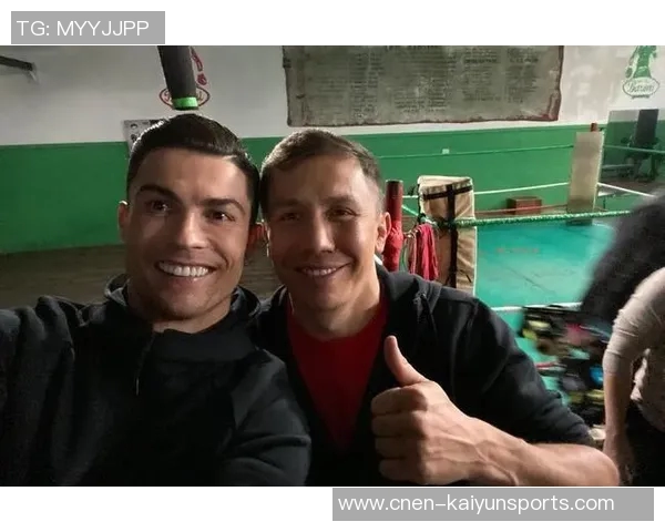 C罗身着西装出席白宫晚宴与美国防长亲密合影引发热议 C罗身着西装出席白宫晚宴与美国防长亲密合影引发热议